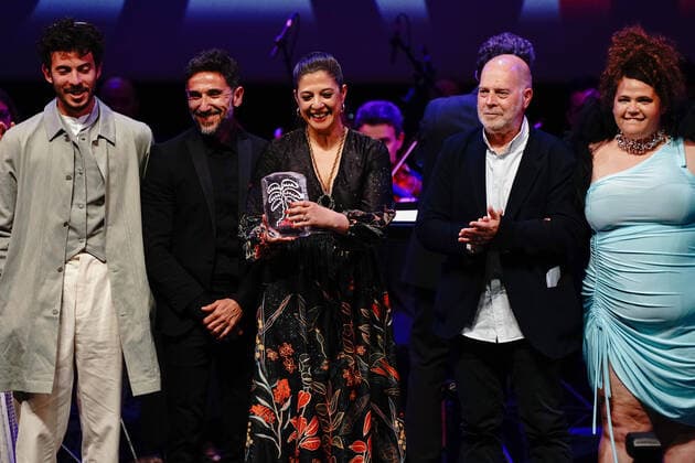 Cannes International Series Festival, Canneseries, Preisverleihung Fanny Herrero remet le prix de la meilleur serie a Deakla Keydar pour la serie The Lesson CELEBRITES : Canneseries - Remise des prix - Cannes - 06 04 2022 NorbertScanella Panoramic 