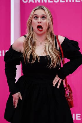 Cannes International Series Festival, Canneseries, Preisverleihung Justine Courau CELEBRITES : Canneseries - Pink Carpet de la ceremonie de cloture - 06 04 2022 NorbertScanella Panoramic 