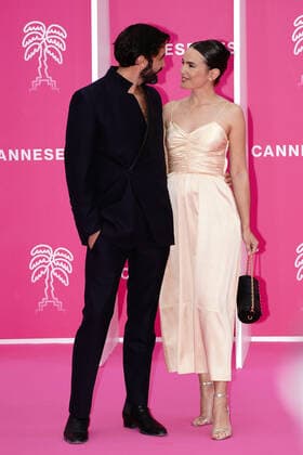 Cannes International Series Festival, Canneseries, Preisverleihung Alex Garcia - Maria Hervas CELEBRITES : Canneseries - Pink Carpet de la ceremonie de cloture - 06 04 2022 NorbertScanella Panoramic 