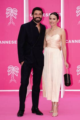 Cannes International Series Festival, Canneseries, Preisverleihung Alex Garcia - Maria Hervas CELEBRITES : Canneseries - Pink Carpet de la ceremonie de cloture - 06 04 2022 NorbertScanella Panoramic 