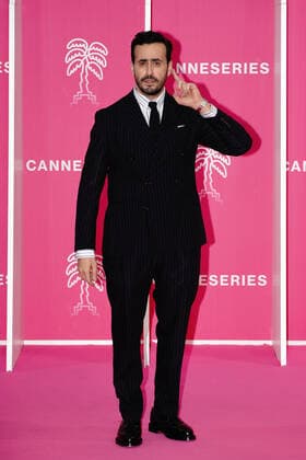 Cannes International Series Festival, Canneseries, Preisverleihung Jonathan Cohen CELEBRITES : Canneseries - Pink Carpet de la ceremonie de cloture - 06 04 2022 NorbertScanella Panoramic 