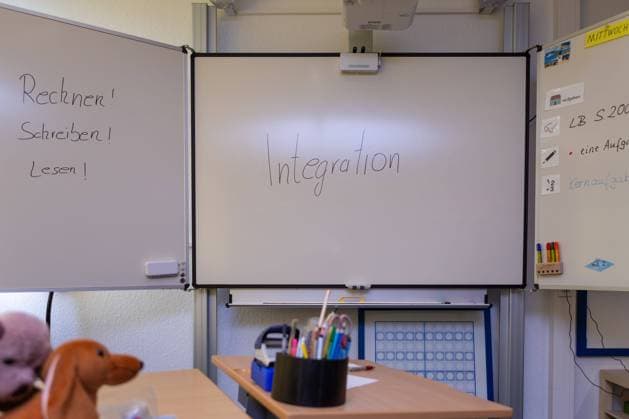 Melle, Deutschland 05. April 2022: Auf einer Tafel in einem Klassenzimmer einer Schule steht, Integration. Landkreis Osnabrück Niedersachsen *** Melle, Germany 05 April 2022 A blackboard in a classroom at a school reads, integration district of Osnabrück Lower Saxony Copyright: xFotostandx xGelhotx
