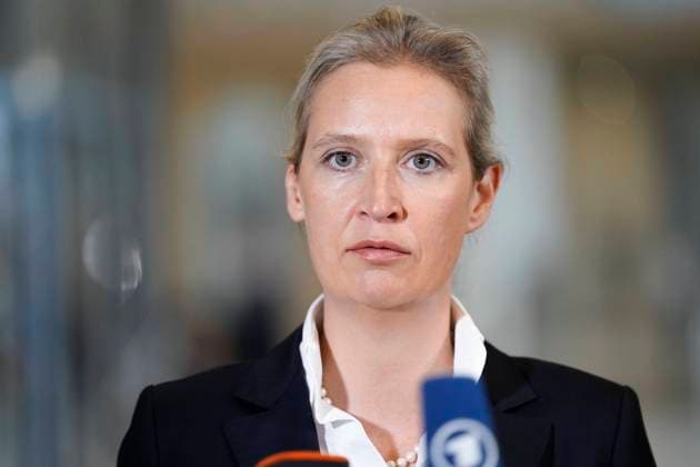 Statement der AfD Spitze zu den Ergebnissen der namentlichen Abstimmung zur Impfpflicht bei der 28. Bundestagssitzung Aktuell,07.04.2022 Berlin, Dr. Alice Weidel von der Partei AfD im Portrait beim Fernsehstatement und Bekanntgabe des Erfolgs der AfD im Anschluss an die namentlichen Abstimmungen zur Impfpflicht gegen SARS-CoV-2 bei der 28. Sitzung des Deutschen Bundestag in Berlin Berlin Berlin Deutschland *** Statement of the AfD top on the results of the roll call vote on compulsory vaccination at the 28 Bundestag session Aktuell,07 04 2022 Berlin, Dr Alice Weidel of the party AfD in portrait at the television statement and announcement of the success of the AfD following the roll call votes on compulsory vaccination against SARS CoV 2 a