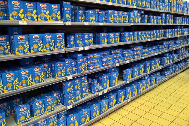 Barilla Nudelregal im Supermarkt. Barilla ist ein italienischer Nahrungsmittelkonzern mit Sitz in Parma, der Weltmarktfuehrer im Pasta-Segment ist. Zum Barilla-Konzern gehoeren zahlreiche Lebensmittelmarken, die fast ausschliesslich im Bereich der Getreideprodukte angesiedelt sind (Nudeln, Brote, Keksgebaecke, Snacks). Mit Birkel und der Nudel-Sparte von Buitoni (beides Marken der italienischen Newlat Group) ist Barilla eines der drei grossen B, die in Deutschland etwa 25 Prozent des Nudelmarktes beherrschen *** Barilla pasta shelf in the supermarket Barilla is an Italian food company based in Parma, which is the world market leader in the pasta segment The Barilla Group includes numerous food brands, which are almost exclusively in the fi