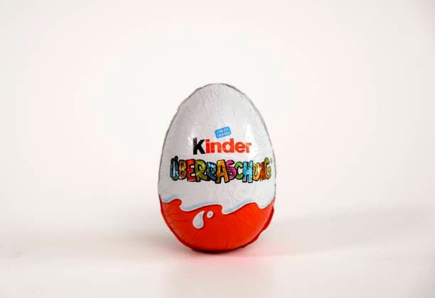 07.04.2022, Ferrero ruft Chargen verschiedener Kinder-Produkte zurück wegen Salmonellen-Verdacht. Hier ein Überraschungs-Ei. 07.04.2022, Überraschungsei 07.04.2022, Überraschungsei *** 07 04 2022, Ferrero recalls batches of various childrens products because of salmonella suspicion Here a surprise egg 07 04 2022, surprise egg 07 04 2022, surprise egg