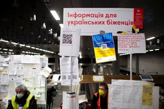 Ukraine, Refugees DEU, Deutschland, Germany, Berlin, 22.03.2022 Plakat For You mit barcode zur Orientierung im Ankunftszentrum. Ankunft von Fluechtlingen aus der Ukraine am Hauptbahnhof Berlin, Deutschland. Die Fluechtlinge zumeist Frauen und Kinder fliehen vor dem Krieg in der Ukraine nach der Invasion von Russland und erhalten Unterstuetzung von Freiwilligen. Zehntausende Flüchtlinge, die nach der russischen Militaerinvasion vor dem anhaltenden Krieg in der Ukraine geflohen sind, sind in den letzten Wochen hauptsaechlich mit Zuegen ueber Polen angekommen. en: Poster For You with barcode for orientation in the arrival center. Ukrainian refugees disembark a train From Poland after arriving at the main railway station Hauptbahnhof in Berlin