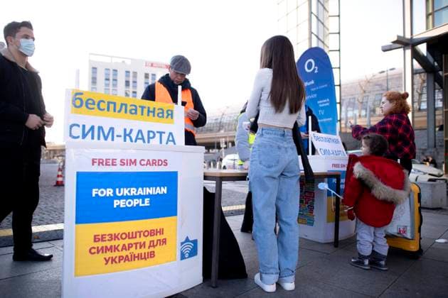 Ukraine, Refugees DEU, Deutschland, Germany, Berlin, 22.03.2022 Fluechtlinge erhalten Simkarten der Firma O2 Free Sim Cards for Ukrainian People beim Ankunftszentrum. Ankunft von Fluechtlingen aus der Ukraine am Hauptbahnhof Berlin, Deutschland. Die Fluechtlinge zumeist Frauen und Kinder fliehen vor dem Krieg in der Ukraine nach der Invasion von Russland und erhalten Unterstuetzung von Freiwilligen. Zehntausende Flüchtlinge, die nach der russischen Militaerinvasion vor dem anhaltenden Krieg in der Ukraine geflohen sind, sind in den letzten Wochen hauptsaechlich mit Zuegen ueber Polen angekommen. en: Refugees receive sim cards from the company O2 Free Sim Cards for Ukrainian People at the arrival center. Ukrainian refugees disembark a train
