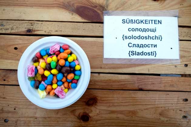 Ukraine, Refugees DEU, Deutschland, Germany, Berlin, 22.03.2022 Schale mit Suessigkeiten im Ankunftszentrum. Ankunft von Fluechtlingen aus der Ukraine am Hauptbahnhof Berlin, Deutschland. Die Fluechtlinge zumeist Frauen und Kinder fliehen vor dem Krieg in der Ukraine nach der Invasion von Russland und erhalten Unterstuetzung von Freiwilligen. Zehntausende Flüchtlinge, die nach der russischen Militaerinvasion vor dem anhaltenden Krieg in der Ukraine geflohen sind, sind in den letzten Wochen hauptsaechlich mit Zuegen ueber Polen angekommen. en: Bowl with sweets at the arrivals center. Ukrainian refugees disembark a train From Poland after arriving at the main railway station Hauptbahnhof in Berlin, Germany. Tens of thousands of refugees most