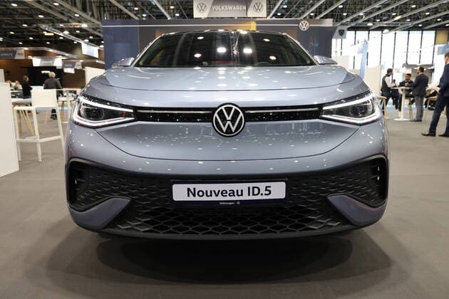 Frankreich, Salon de Automobile in Lyon Volkswagen ID.5 during the Salon de l Automobile de Lyon, in French on April 7, 2022 NEWS : Salon de l Automobile de Lyon 2022 - 07 04 2022 LaurentSanson Panoramic 