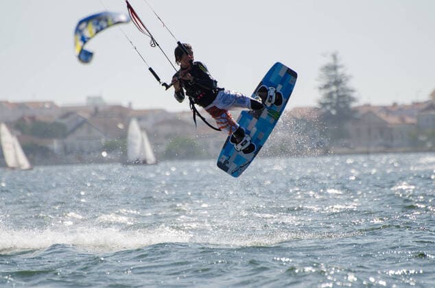 IMAGO Creative: Sport Dichotomien - Land und Wasser ILHAVO, PORTUGAL - JULY 21: Diogo Fernandes in the 3rd Kiteloop Contest Aveiro 2012 on july 21, 2012 in Ilhavo, Portugal. , 7303248.jpg, Action, Ilhavo, Sport, aveiro, blue, board, competition, contest, extreme, group, iberia, kite, kite-surf, kite-surfing, multicolor, murtosa, people, portugal, race, regatta, river, runner, start, summer, sun, surfing, water, wave, wet, wind,