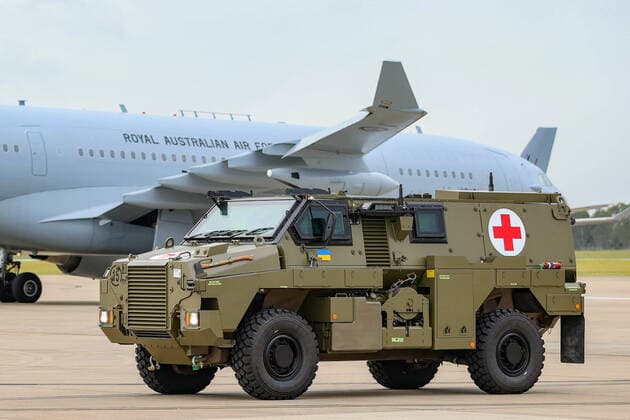 News Themen der Woche KW14 Australien, Verladung von gepanzerten Fahrzeugen vom Typ Bushmaster für die Ukraine in Brisbane PETER DUTTON UKRAINE ASSISTANCE, A Bushmaster PMV is loaded into a C-17 Globemaster which is headed for Ukraine ahead of an announcement from Defence Minister Peter Dutton regarding defensive military assistance to Ukraine in Brisbane, Friday, April 8, 2022. ( NO ARCHIVING, EDITORIAL USE ONLY, NO USE IN BOOKS WITHOUT CONSENT BRISBANE QLD AUSTRALIA  Copyright: xRUSSELLxFREEMANx 20220408001644778078