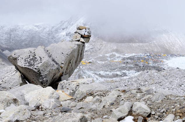 IMAGO Nature: Unsere Erde, Naturschutz, Naturschutzgebiete in Asien Path sign on Everest Base Camp trek,Himalayas,Nepal,Asia , 9327540.jpg, Path sign, cairn, stone marker, pointer, stone, key point, everest base camp, everest, South Everest Base Camp, sagarmatha, mountain, Nepal, rock, route, travel, tourism, reference point, extreme, Himalaya, ice, snow, chekpoint, glacier, icefall, trekking, alpinism, mountain climbing, trekker, tent, sport, yellow, mountaineering, nature, rock climbing, trip, journey, vacation, old, ancient, high altitude, dangerous, scene, view, himal, landscape, vacation, scenery, track, khumbu, national park, lead,
