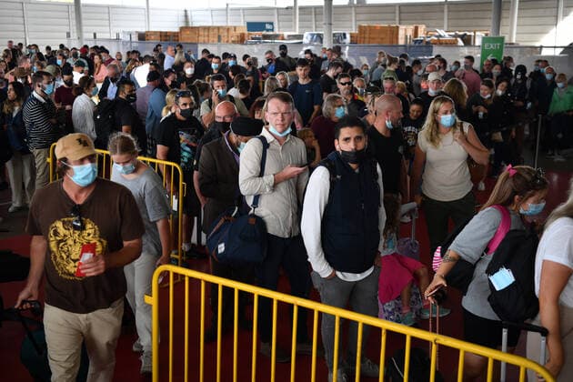 SYDNEY AIRPORT DELAYS, Huge queues are seen at the Virgin and Jetstar domestic departure terminal at Sydney Domestic Airport in Sydney, Friday, April 8, 2022. Domestic airline travels are queued outside the airport, forced to wait hours to get through check in and security. ( NO ARCHIVING, EDITORIAL USE ONLY, NO USE IN BOOKS WITHOUT CONSENT SYDNEY NSW AUSTRALIA  Copyright: xDEANxLEWINSx 20220408001644876760