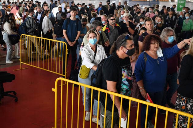 SYDNEY AIRPORT DELAYS, Huge queues are seen at the Virgin and Jetstar domestic departure terminal at Sydney Domestic Airport in Sydney, Friday, April 8, 2022. Domestic airline travels are queued outside the airport, forced to wait hours to get through check in and security. ( NO ARCHIVING, EDITORIAL USE ONLY, NO USE IN BOOKS WITHOUT CONSENT SYDNEY NSW AUSTRALIA  Copyright: xDEANxLEWINSx 20220408001644876804
