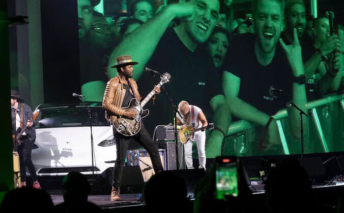 April 7, 2022, Austin, TX, United States: Musician GARY CLARK, JR. finishes his set before some of the iinvited 15,000 guests at the new Tesla Gigafactory Texas near Austin during its private grand opening event on April 7, 2022. The plant is the largest manufacturing facility in the U.S. and will gear up to turn out over 1,000 electric cars per day. Austin United States - ZUMAd150 20220407_znp_d150_051 Copyright: xBobxDaemmrichx
