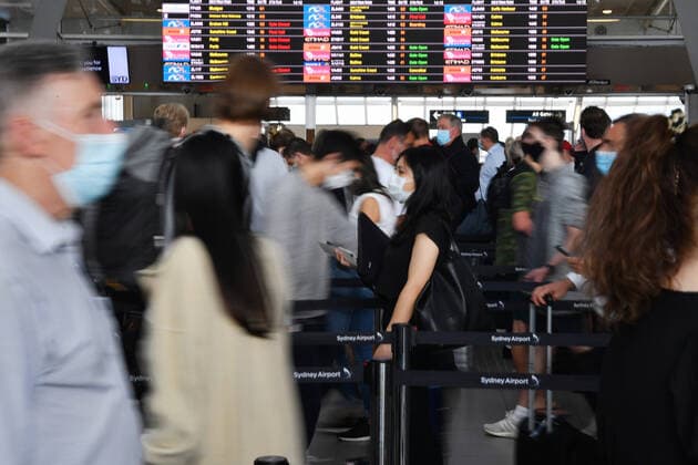 SYDNEY AIRPORT DELAYS, Huge queues are seen at the Virgin and Jetstar domestic departure terminal at Sydney Domestic Airport in Sydney, Friday, April 8, 2022. Domestic airline travels are queued outside the airport, forced to wait hours to get through check in and security. ( NO ARCHIVING, EDITORIAL USE ONLY, NO USE IN BOOKS WITHOUT CONSENT SYDNEY NSW AUSTRALIA  Copyright: xDEANxLEWINSx 20220408001644876848