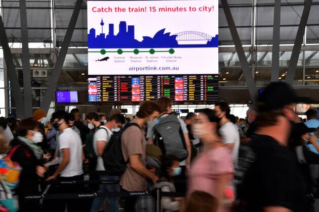 SYDNEY AIRPORT DELAYS, Huge queues are seen at the Virgin and Jetstar domestic departure terminal at Sydney Domestic Airport in Sydney, Friday, April 8, 2022. Domestic airline travels are queued outside the airport, forced to wait hours to get through check in and security. ( NO ARCHIVING, EDITORIAL USE ONLY, NO USE IN BOOKS WITHOUT CONSENT SYDNEY NSW AUSTRALIA  Copyright: xDEANxLEWINSx 20220408001644876870