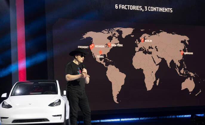 News Bilder des Tages April 7, 2022, Austin, TX, United States: Tesla CEO ELON MUSK addresses the invited 15,000 guests at the new Tesla Gigafactory Texas near Austin during its private grand opening event on April 7, 2022. The plant is the largest manufacturing facility in the U.S. and will gear up to turn out over 1,000 electric cars per day. Austin United States - ZUMAd150 20220407_znp_d150_063 Copyright: xBobxDaemmrichx