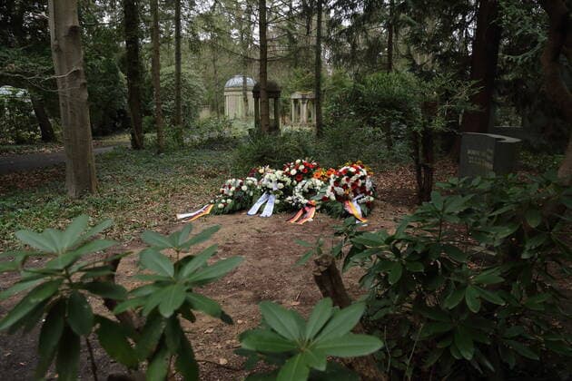 Flowers and wreaths at the grave of Inge Deutschkron at the Südwestkirchhof in Stahnsdorf near Potsdam, 7 April 2022 The Holocaust survivor had died on 9 March at the age of 99 years Burial Inge Deutschkron