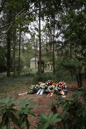 Flowers and wreaths at the grave of Inge Deutschkron at the Südwestkirchhof in Stahnsdorf near Potsdam, 7 April 2022 The Holocaust survivor had died on 9 March at the age of 99 years Burial Inge Deutschkron