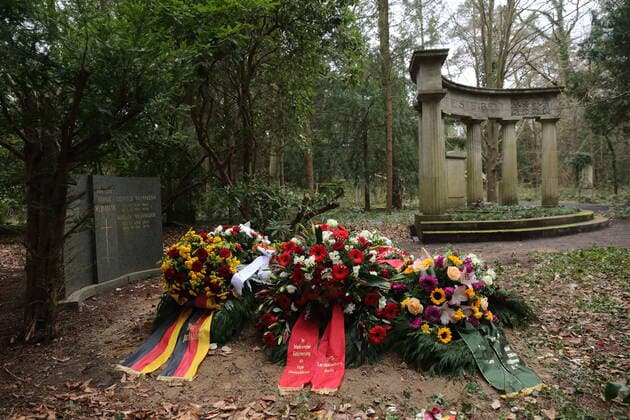 Flowers and wreaths at the grave of Inge Deutschkron at the Südwestkirchhof in Stahnsdorf near Potsdam, 7 April 2022 The Holocaust survivor had died on 9 March at the age of 99 years Burial Inge Deutschkron