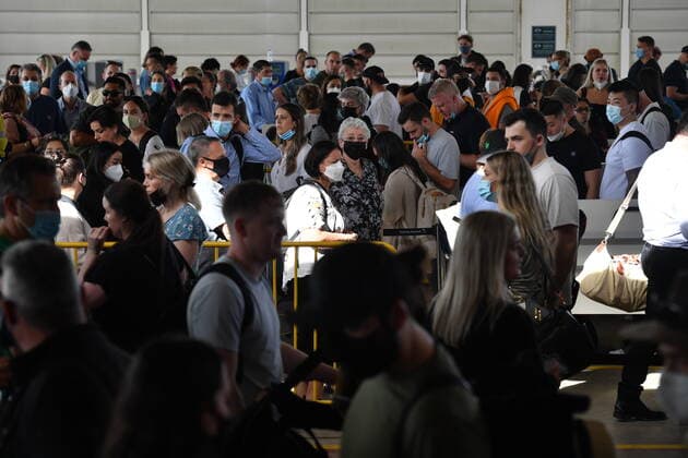 SYDNEY AIRPORT DELAYS, Huge queues are seen at the Virgin and Jetstar domestic departure terminal at Sydney Domestic Airport in Sydney, Friday, April 8, 2022. Domestic airline travels are queued outside the airport, forced to wait hours to get through check in and security. ( NO ARCHIVING, EDITORIAL USE ONLY, NO USE IN BOOKS WITHOUT CONSENT SYDNEY NSW AUSTRALIA  Copyright: xDEANxLEWINSx 20220408001644879478
