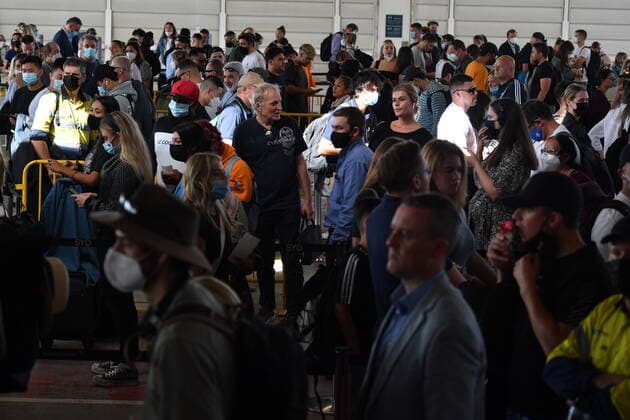 SYDNEY AIRPORT DELAYS, Huge queues are seen at the Virgin and Jetstar domestic departure terminal at Sydney Domestic Airport in Sydney, Friday, April 8, 2022. Domestic airline travels are queued outside the airport, forced to wait hours to get through check in and security. ( NO ARCHIVING, EDITORIAL USE ONLY, NO USE IN BOOKS WITHOUT CONSENT SYDNEY NSW AUSTRALIA  Copyright: xDEANxLEWINSx 20220408001644879502
