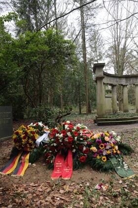 Flowers and wreaths at the grave of Inge Deutschkron at the Südwestkirchhof in Stahnsdorf near Potsdam, 7 April 2022 The Holocaust survivor had died on 9 March at the age of 99 years Burial Inge Deutschkron