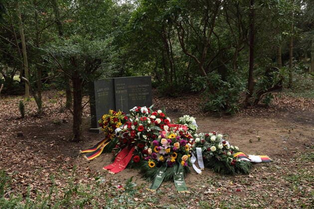 Flowers and wreaths at the grave of Inge Deutschkron at the Südwestkirchhof in Stahnsdorf near Potsdam, 7 April 2022 The Holocaust survivor had died on 9 March at the age of 99 years Burial Inge Deutschkron