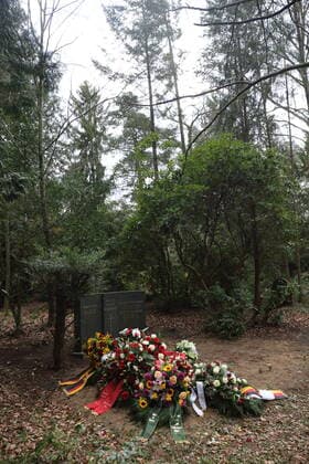Flowers and wreaths at the grave of Inge Deutschkron at the Südwestkirchhof in Stahnsdorf near Potsdam, 7 April 2022 The Holocaust survivor had died on 9 March at the age of 99 years Burial Inge Deutschkron