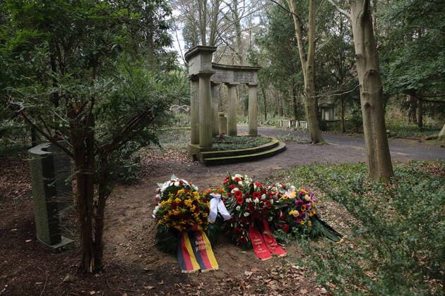 Flowers and wreaths at the grave of Inge Deutschkron at the Südwestkirchhof in Stahnsdorf near Potsdam, 7 April 2022 The Holocaust survivor had died on 9 March at the age of 99 years Burial Inge Deutschkron