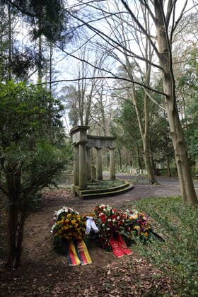 Flowers and wreaths at the grave of Inge Deutschkron at the Südwestkirchhof in Stahnsdorf near Potsdam, 7 April 2022 The Holocaust survivor had died on 9 March at the age of 99 years Burial Inge Deutschkron