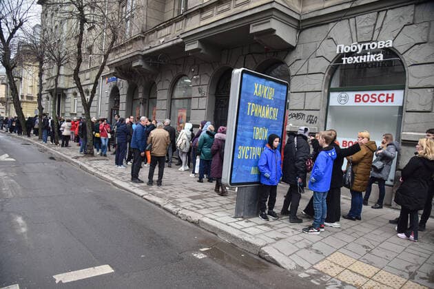 March 31, 2022, Lviv, Ukraine: People stand in a line at the UN refugee office in Lviv to register as refugees due to Russia s military invasion of Ukraine. The UN Office for Refugees, which registers refugees from Russian military aggression in Ukraine, has opened in Lviv. Each refugee will receive 2,200 hryvnias (equivalent to $ 80) from the UN each month for three months. Currently, such offices operate only in three Ukrainian cities - Lviv, Uzhhorod, and Mukachevo. Lviv Ukraine - ZUMAs197 20220331_zab_s197_104 Copyright: xPavloxPalamarchukx