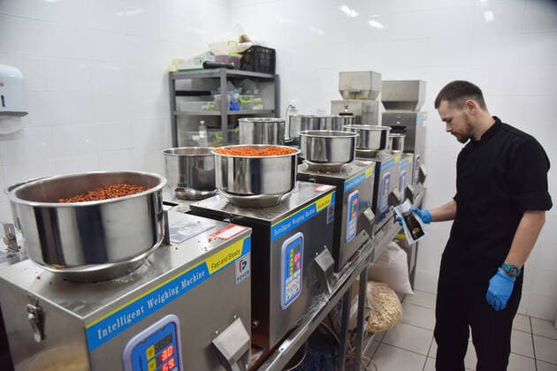 April 3, 2022, Lviv, Ukraine: A man works on a line for making dry rations in one of Lviv s food establishments for people affected by Russia s military invasion of Ukraine. The Central World Kitchen has funded the production of many thousands of packages of dry rations and energy bars for people affected by Russian troops. Production of these products was launched in one of Lviv s food establishments. Lviv Ukraine - ZUMAs197 20220403_zaa_s197_407 Copyright: xPavloxPalamarchukx