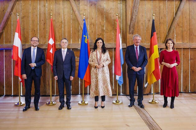 News Themen der Woche KW14 News Bilder des Tages Treffen der deutschsprachigen Aussenministerinnen und Aussenminister im Fuerstentum Liechtenstein. (L-R): Alexander Schallenberg, Aussenminister von Oesterreich, Ignazio Cassis, Bundespraesident der Schwei und Vorsteher des Eidgenoessischen Departements fuer Auswaertige Angelegenheiten, Dominique Hasler, Ministerin fuer Aeusseres, Bildung und Sport des Fuerstentums Liechtenstein, Jean Asselborn, Aussenminister von Luxemburg und Annalena Baerbock (Buendnis 90 Die Gruenen), Bundesaussenministerin. Mauren, 08.04.2022 Mauren Liechtenstein *** Meeting of German-speaking Foreign Ministers in the Principality of Liechtenstein L R Alexander Schallenberg, Foreign Minister of Austria, Ignazio Cassis, President of the Swiss Confederation and Head of Copyright: xThomasxTrutschelx