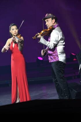 Claire Wells Volin Artist Aleksey Igudesman Violin Artist Munich 07 04 2022 Showpalast Cinema in Concert Ensemble German Film Orchestra Babelsberg, Munich