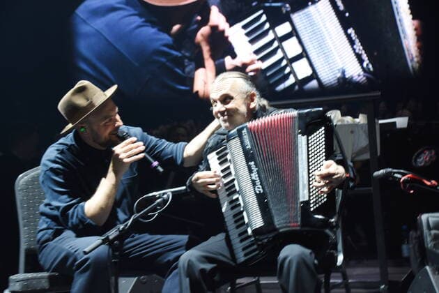 Max Mutzke Saenger Enrique Ugarte conductor Munich 07 04 2022 Showpalast Cinema in Concert Ensemble German Film Orchestra Babelsberg, Munich