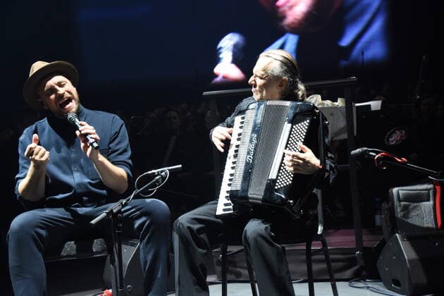 Max Mutzke Saenger Enrique Ugarte Conductor Munich 07 04 2022 Showpalast Cinema in Concert Ensemble German Film Orchestra Babelsberg, Munich