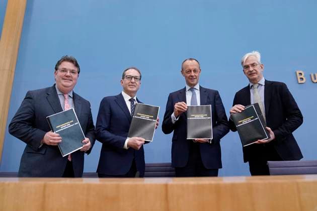 News Themen der Woche KW14 News Bilder des Tages Bundespressekonferenz Klage gegen das zweite Nachtragshaushaltsgesetz 2021 Aktuell,08.04.2022,Berlin,Gruppenfoto Friedrich Merz, Fraktionsvorsitzender CDU gemeinsam mit Alexander Dobrindt, Erster stellvertretender Vorsitzender und Vorsitzender der CSU im Bundestag, Mathias Middelberg, stellvertretender Vorsitzender CDU CSU, Ansgar Heveling, Justiziar CDU CSU,mit der Klageschrift in der Hand bei der Bundespressekonferenz zum Thema Klage gegen das zweite Nachtragshaushaltsgesetz 2021 Berlin Berlin Deutschland *** Federal press conference lawsuit against the second supplementary budget law 2021 News,08 04 2022,Berlin,Group photo Friedrich Merz, parliamentary group leader CDU together with Alexander Dobrindt, First Deputy Chairman and Chai