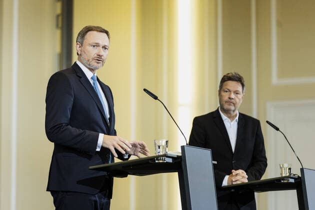 News Themen der Woche KW14 News Bilder des Tages (L-R) Christian Lindner (FDP), Bundesminister der Finanzen, und Robert Habeck (Buendnis 90 Die Gruenen), Bundesminister fuer Wirtschaft und Klimaschutz und Vizekanzler, aufgenommen im Rahmen einer Pressekonferenz zu Wirtschaftshilfen in Berlin, 08.04.2022. Berlin Germany *** L R Christian Lindner FDP , Federal Minister of Finance, and Robert Habeck Buendnis 90 Die Gruenen , Federal Minister for Economy and Climate Protection and Vice Chancellor, recorded during a press conference on economic aid in Berlin, 08 04 2022 Berlin Germany Copyright: xFlorianxGaertnerx