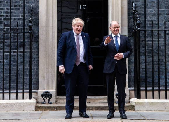 Bilder des Jahres 2022, News 04 April News Themen der Woche KW14 News Bilder des Tages April 8, 2022, London, England, United Kingdom: UK Prime Minister BORIS JOHNSON welcomes German Chancellor OLAF SCHOLZ to 10 Downing Street. London United Kingdom - ZUMAs262 20220408_zip_s262_077 Copyright: xTayfunxSalcix