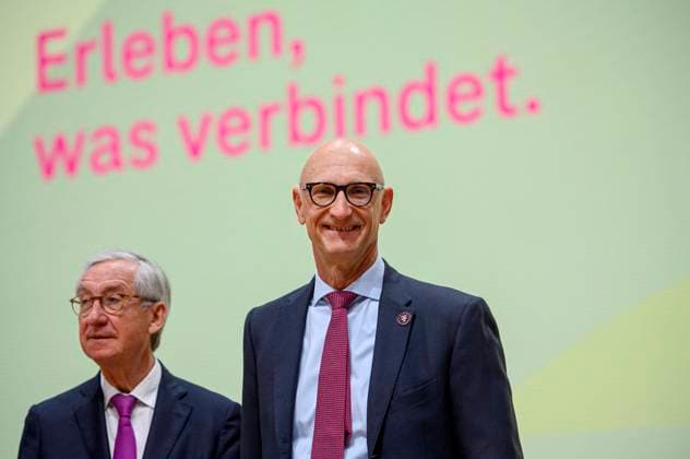 Timotheus Tim HOETTGES (Höttges) (CEO, Vorstandsvorsitzender) im Hintergrund Prof. Dr. Ulrich LEHNER, Vorsitzender des Aufsichtsrats, Hauptversammlung der Deutschen Telekom AG, am 07.04.2022 in Bonn Deutschland. *** Timotheus Tim HOETTGES Höttges CEO, Chairman of the Board of Management in the background Prof Dr Ulrich LEHNER, Chairman of the Supervisory Board, Annual General Meeting of Deutsche Telekom AG, on 07 04 2022 in Bonn Germany
