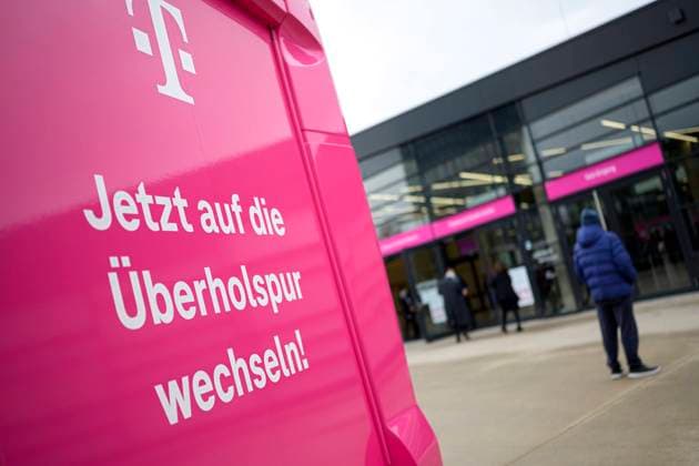 Feature, Werbeslogan der Telekom, Jetzt auf die Uerbholspur wechseln Aussenansicht des World Conference Center, Hauptversammlung der Deutschen Telekom AG, am 07.04.2022 in Bonn Deutschland. *** Feature, Telekom advertising slogan, Switch to the Uerbholspur now Exterior view of the World Conference Center, Deutsche Telekom AG Annual General Meeting, on 07 04 2022 in Bonn Germany.
