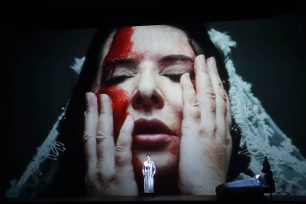 Adela Zaharia (links, als Lucia Ashton) und Marina Abramovic sowie in der Projektion Marina Abramovic während der Fotoprobe für 7 Deaths of Maria Callas in der Deutschen Oper Berlin, 8. April 2022. Ein Opernprojekt von Marina Abramovic. Regie und Bühne Marina Abramovic. Musikalische Leitung Yoel Gamzou. Kostüme Riccardo Tisci. Premiere ist am 8. April 2022. Deutsche Oper Berlin 7 Deaths of Maria Callas *** Adela Zaharia left, as Lucia Ashton and Marina Abramovic and in projection Marina Abramovic during the photo rehearsal for 7 Deaths of Maria Callas at Deutsche Oper Berlin, 8 April 2022 An opera project by Marina Abramovic Direction and stage Marina Abramovic Musical direction Yoel Gamzou Costumes Riccardo Tisci Premiere is 8 April