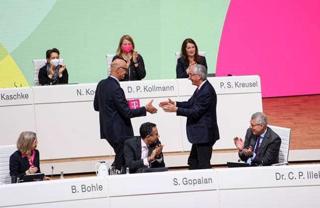 Abschied von Prof. Dr. Ulrich LEHNER, Vorsitzender des Aufsichtsrats) wird von Timotheus Tim HOETTGES (Höttges) l. (CEO, Vorstandsvorsitzender) verabschiedet. Hauptversammlung der Deutschen Telekom AG, am 07.04.2022 in Bonn Deutschland. *** Farewell to Prof Dr Ulrich LEHNER, Chairman of the Supervisory Board is bid farewell by Timotheus Tim HOETTGES Höttges l CEO, Chairman of the Board of Management Annual General Meeting of Deutsche Telekom AG, on 07 04 2022 in Bonn Germany