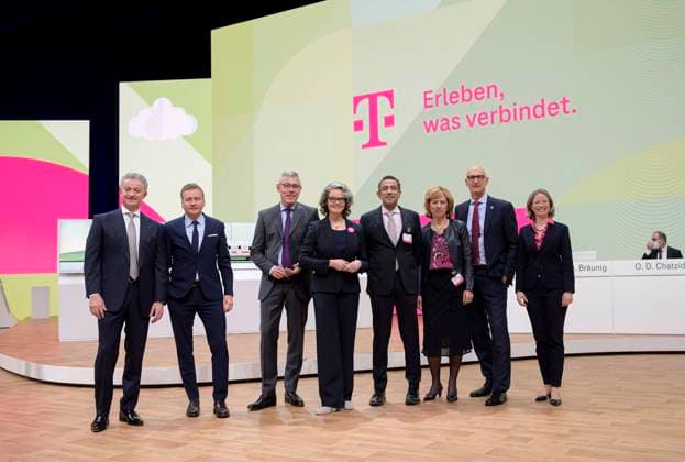 Alle Mitglieder des Vorstands, v.l Adel AL-SALEH, Thorsten LANGHEIM, Christian P. ILLEK (Vorstandsmitglied Finanzen), Claudia NEMAT, Srini GOPALAN, Dominique LEROY, Timotheus Tim HOETTGES (Höttges) (CEO, Vorstandsvorsitzender), Birgit BOHLE. Hauptversammlung der Deutschen Telekom AG, am 07.04.2022 in Bonn Deutschland. *** All members of the Board of Management, f l Adel AL SALEH, Thorsten LANGHEIM, Christian P ILLEK Member of the Board of Management, Finance , Claudia NEMAT, Srini GOPALAN, Dominique LEROY, Timotheus Tim HOETTGES Höttges CEO, Chairman of the Board of Management , Birgit BOHLE Annual General Meeting of Deutsche Telekom AG, on 07 04 2022 in Bonn Germany