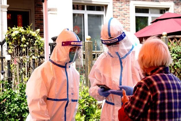 (220409) -- SHANGHAI, April 9, 2022 -- Medical workers help an elder use QR code for nucleic acid test at a community in Shanghai, east China, April 9, 2022. ) CHINA-SHANGHAI-COVID-19-SCREENING (CN) ZhangxJiansong 