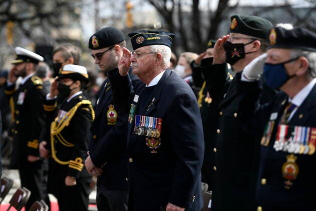 April 9, 2022, Ottawa, ON, CAN: Veterans salute during at a ceremony commemorating the 105th anniversary of the Battle of Vimy Ridge, at the National War Memorial in Ottawa, on Saturday, April 9, 2022. Ottawa CAN  - ZUMAc35_ 20220409_zaf_c35_013 Copyright: xJustinxTangx