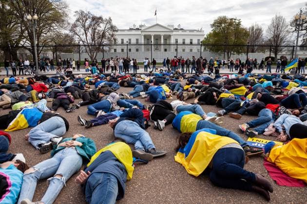 News Bilder des Tages Protest for Ukraine at the White House Protesters lie on the ground as they reenact the murder of 163 people in Bucha during a rally at the White House for Ukraine. Hundreds of people gathered to demand that the United States and the West stop making promises and increase actions for Ukraine. Washington DC United States  Copyright: xAllisonxBaileyx originalFilename: bailey-protestf220409_npJty.jpg