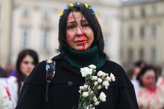 News Bilder des Tages Protest Against Russian Genocide In Ukraine A woman painted with fake blood attends a silent protest at the Main Square against the mass murder of Ukrainian civilians by the Russian soldiers during the ongoing invasion of Ukraine. Krakow, Poland on April 9, 2022. Russian forces have withdrawn from around Ukraine s capital Kyiv leaving behind the streets littered with bodies of Ukrainian civilians. Krakow Poland  Copyright: xBeataxZawrzelx originalFilename: zawrzel-protesta220409_npxB5.jpg